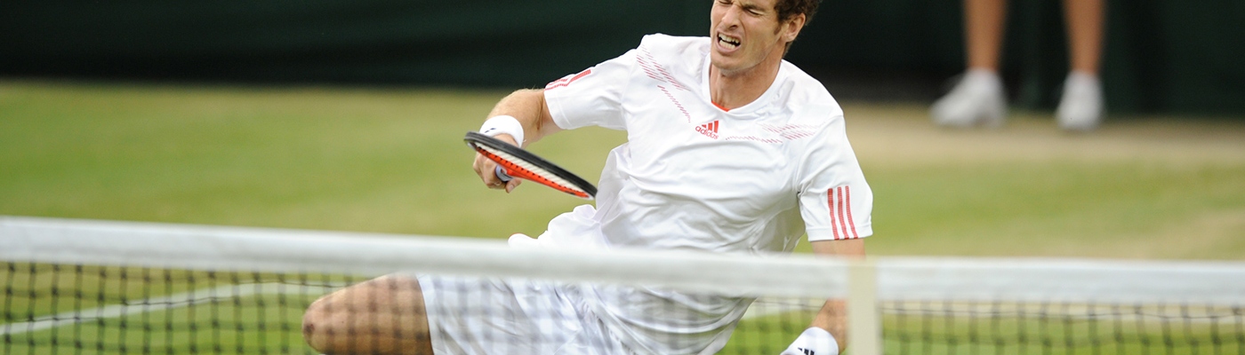 Andy-Murray-falls-during-Wimbledon-2012-finals